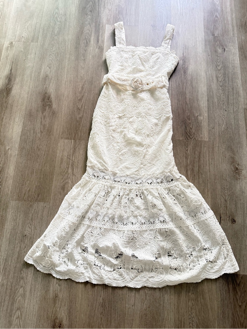 elliatt giovanna white broderie lace flare belted slim fit maxi dress small NEW